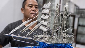 Intip Pembuatan Kerajinan dari Timah Khas Bangka