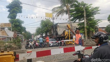 Nestapa Penjaga Palang Kereta, Kerja Siang-Malam Dibayar Seikhlasnya