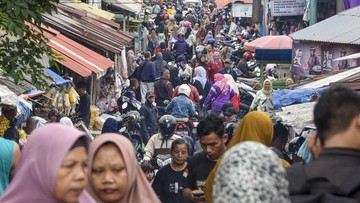 Penuh Sesak Pengunjung Pasar di Awal Ramadan