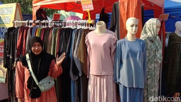 Kisah Pedagang Pakaian di Bekasi Bawa Gembolan Naik KRL
