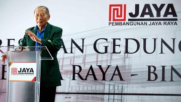 Hartanya Triliunan, tapi Sepatunya Cuma Satu