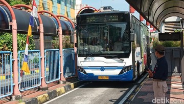 Menjajal Naik-Turun TransJakarta di Tengah Tol