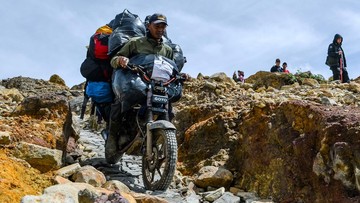 Kang Ojek Kejar Cuan di Gunung Papandayan, Segini Tarifnya