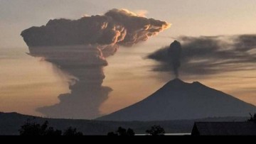 Erupsi Gunung Lewotobi Ganggu Penerbangan di 2 Bandara