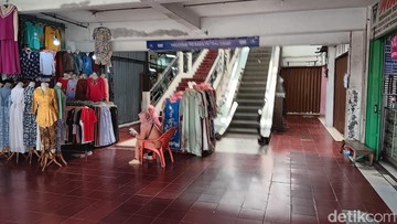 Pertokoan di Bekasi Ini Sepi Bak Kuburan, Pedagang Hanya Melamun-Main HP