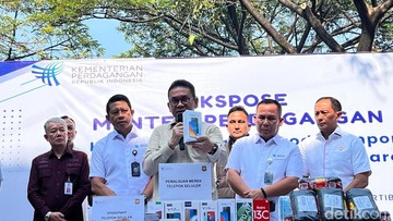 Pabrik Rakitan Smartphone Ilegal Ditutup, 5.847 HP-Mesin Rp 17,6 M Disita