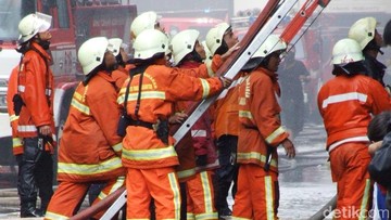 Ada 1.000 Lowongan Jadi Petugas Damkar Jakarta, Cek Gaji dan Syaratnya!