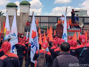 Ribuan Buruh Kepung DPR! Tuntut Gaji Naik 10% & Pajak THR Dihapus