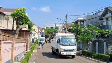 Dua Truk Putih Angkut Sisa Isi Rumah Sri Mulyani