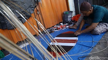 Kemarau Basah Bikin Penjualan Layang-Layang Sepi di Tangerang Selatan