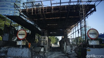 Penampakan Gerbang Tol Kuningan 1 Hangus Sisa Rangka Usai Demo Ricuh