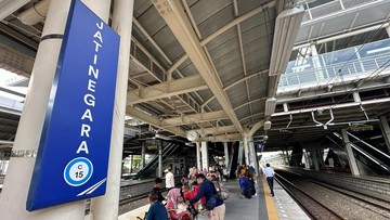 Demo Berlanjut, 17 Kereta Jarak Jauh Berhenti di Stasiun Jatinegara