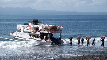 Perahu Tradisional Jadi Andalan Pengangkut Logistik ke Nusa Penida
