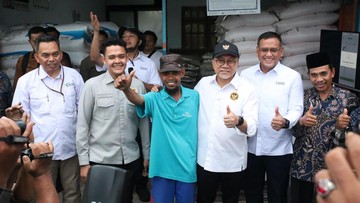 Harga Pupuk Subsidi Turun 20%, Menko Zulhas: Biar Petani Tambah Sejahtera