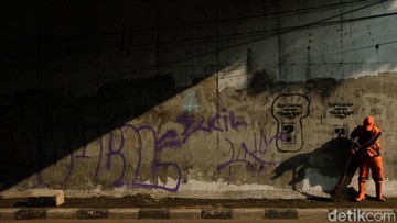 Duit Miliaran, Kerjanya Tukang Sapu Jalan