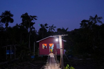 Tenaga Surya Terangi Komunitas Terpencil di Amazon Brasil