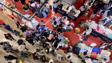 Libur Akhir Tahun, Warga Serbu Diskon di Pusat Perbelanjaan