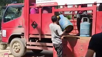 Jembatan Terputus, Warga Akhirnya Panggul LPG di Peusangan Lewat Sungai