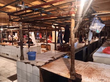 Pedagang Kompak Mogok, Los Daging Pasar Klender Berubah Jadi Lorong Gelap