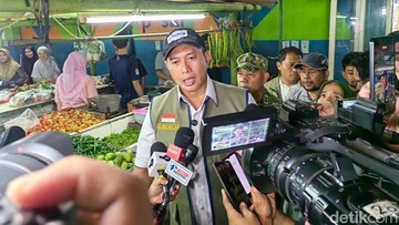 Dirut Bulog Sidak 2 Pasar di Jakarta, Minta Pedagang Tak Naikkan Harga