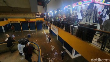 Luapan Kali Pesanggrahan Rendam Pasar Cipulir Sejak Pagi
