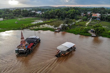 Lonjakan Penyeberangan di Sungai Brantas saat Lebaran