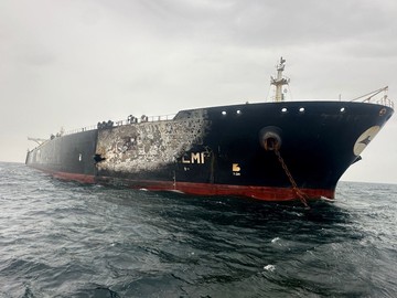 Penampakan Kapal Tanker Terbakar-Rusak Parah Usai Dibom Iran