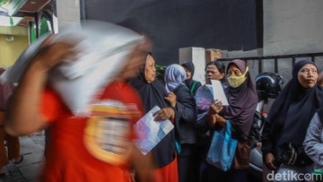 Warga Rela Mengantre Sejak Pagi Demi Dapat Bantuan Pangan Nasional