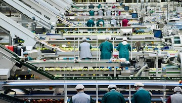 PMI Manufaktur RI Turun, PHK & Inflasi Jadi Sorotan